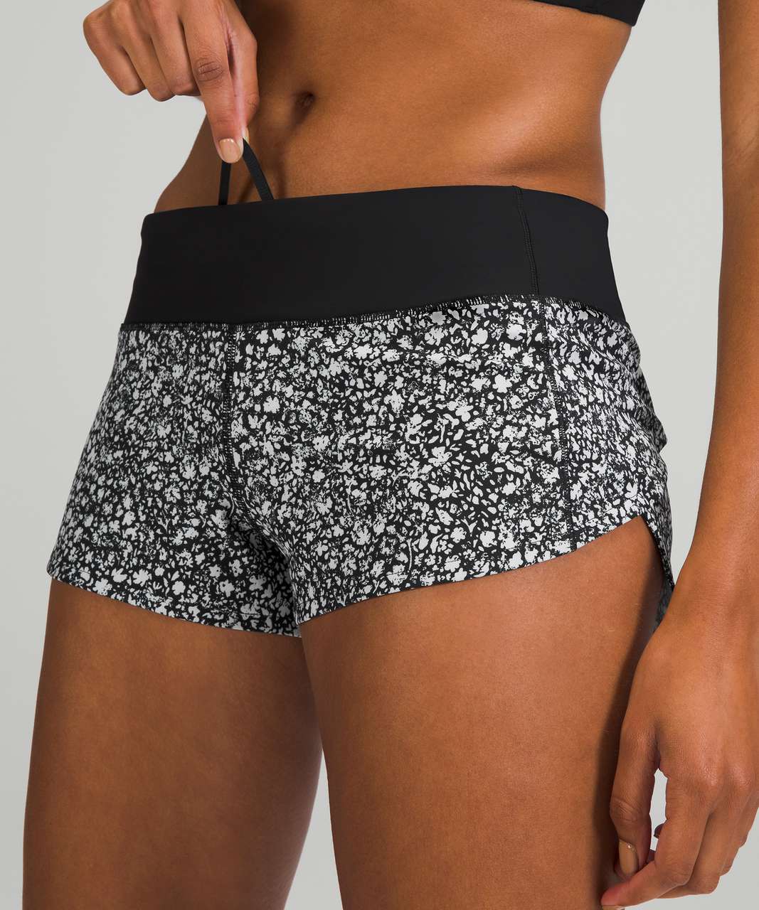 Lululemon Speed Up Low-Rise Short 2.5" - Venture Floral Alpine White Black / Black