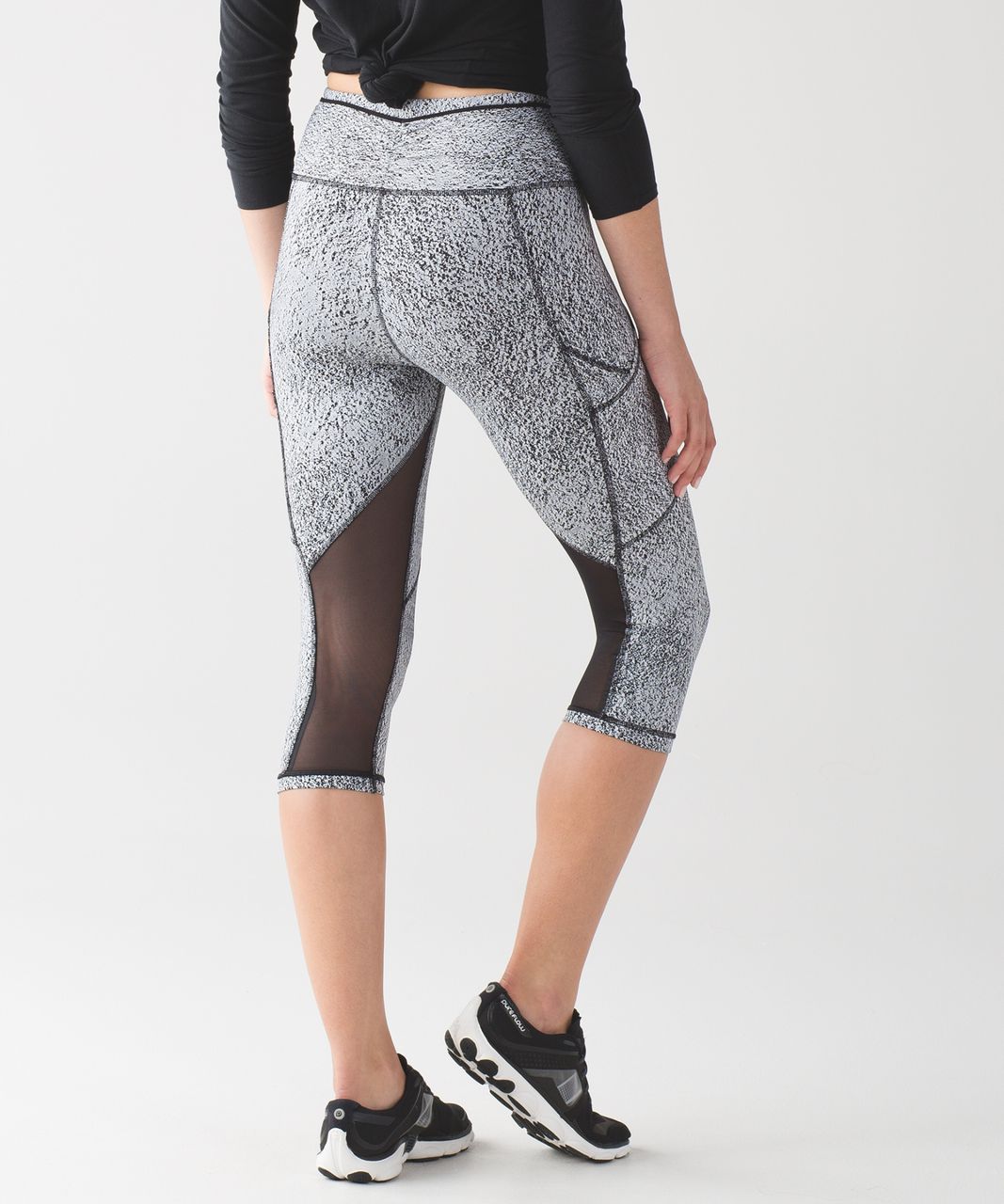 Lululemon Outrun 17" Crop - Power Luxtreme Spray Jacquard White Black / Black