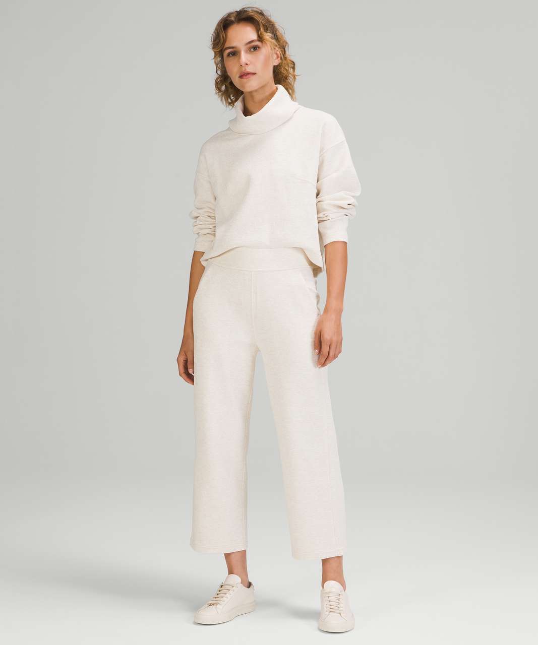 Warning: loungeful HR wide leg crop drastically different in length between  colours!! (White opal vs black, both in 6) : r/lululemon