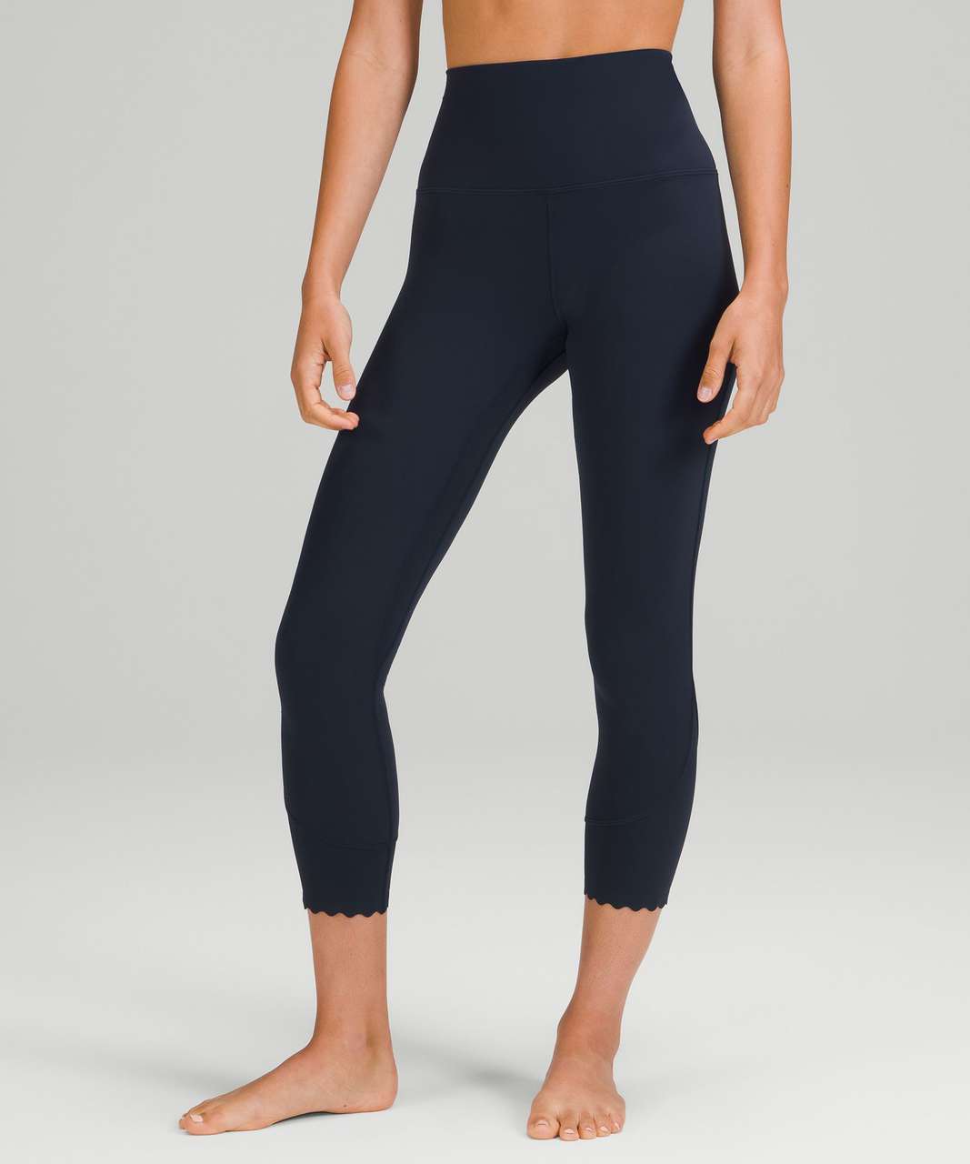 LULULEMON Navy Legging Capri Size 6 (S) Activewear Bottoms – ReturnStyle