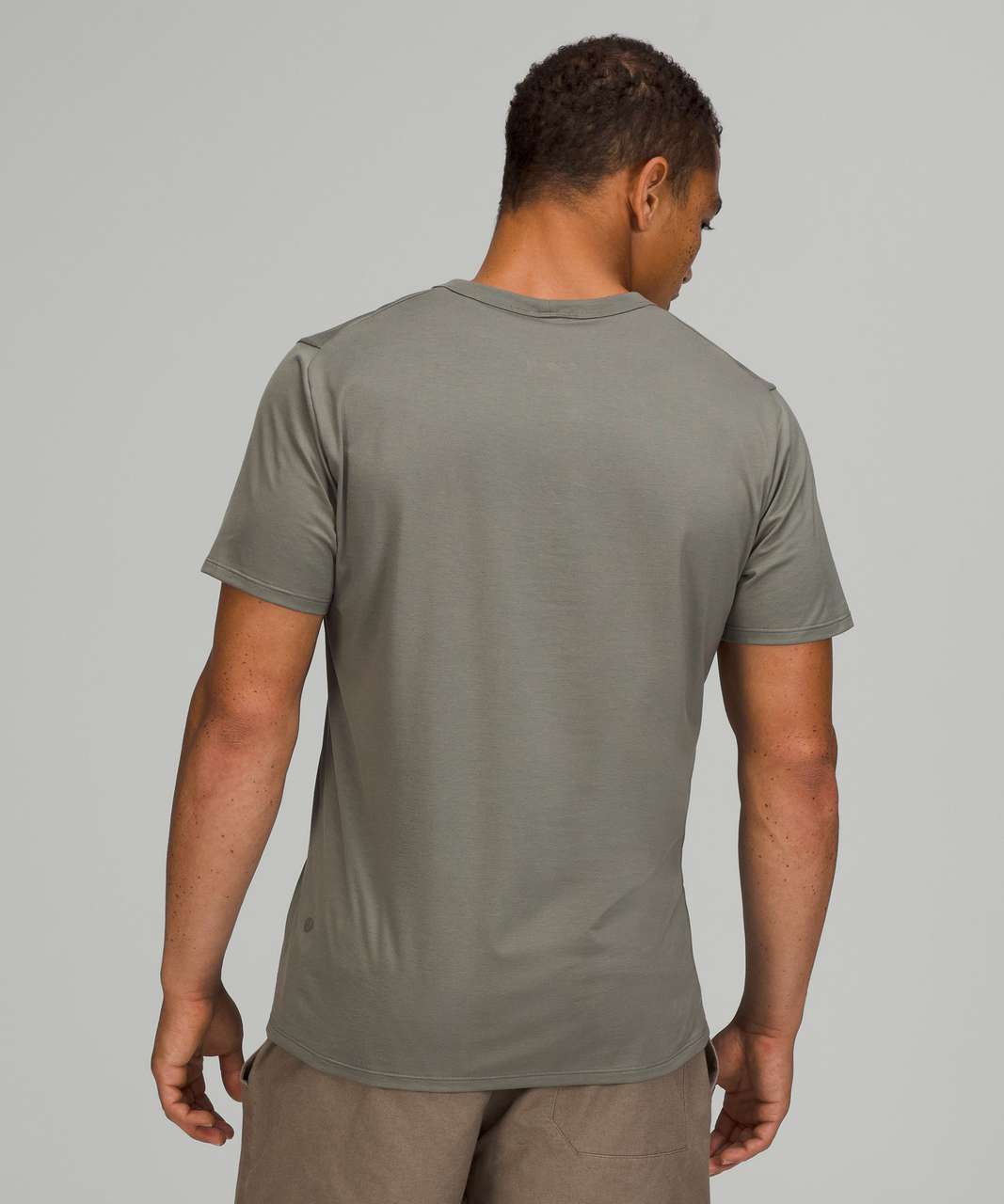 https://storage.googleapis.com/lulu-fanatics/product/68301/1280/lululemon-the-fundamental-t-shirt-grey-sage-036763-370993.jpg