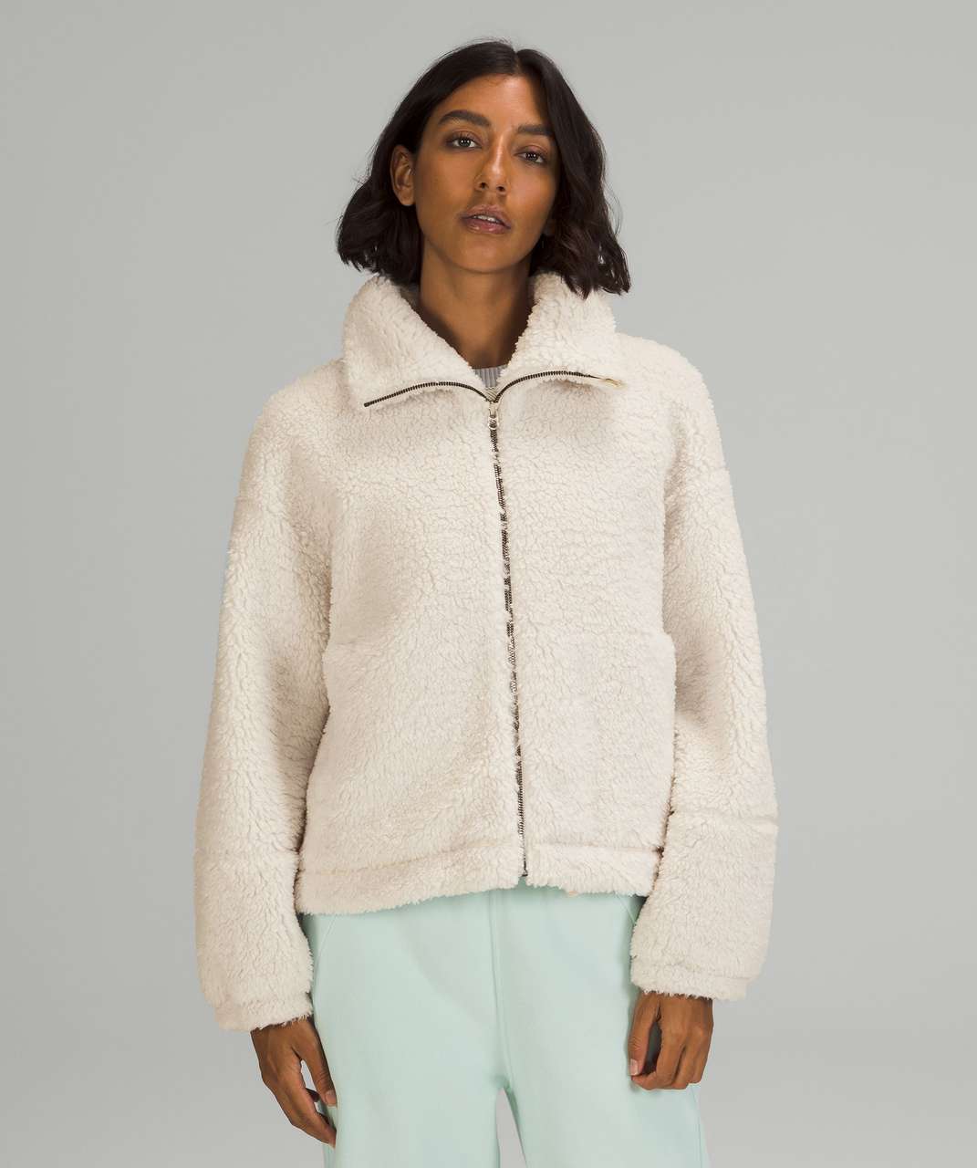 My favourite cosy winter off duty (mostly) Lulu out fit! Texture Play Crew  Sweater in White Opal, Reversible Fleece Jacket Dark olive, topped off with  EBB in White Opal Fleece! I'm from
