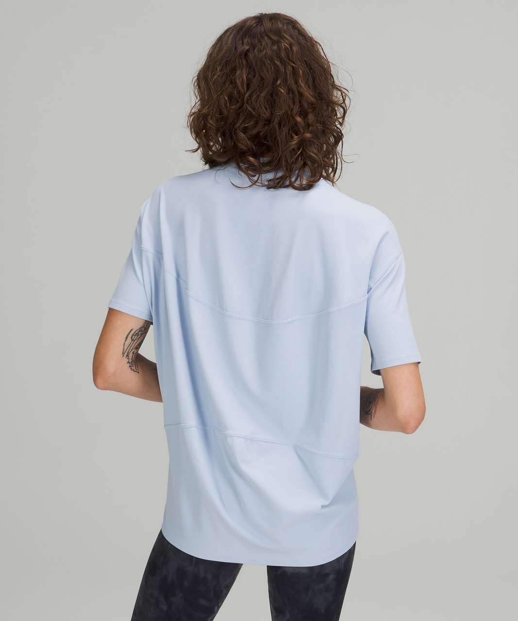 https://storage.googleapis.com/lulu-fanatics/product/69119/1280/lululemon-back-in-action-short-sleeve-shirt-nulu-blue-linen-047763-374195.jpg