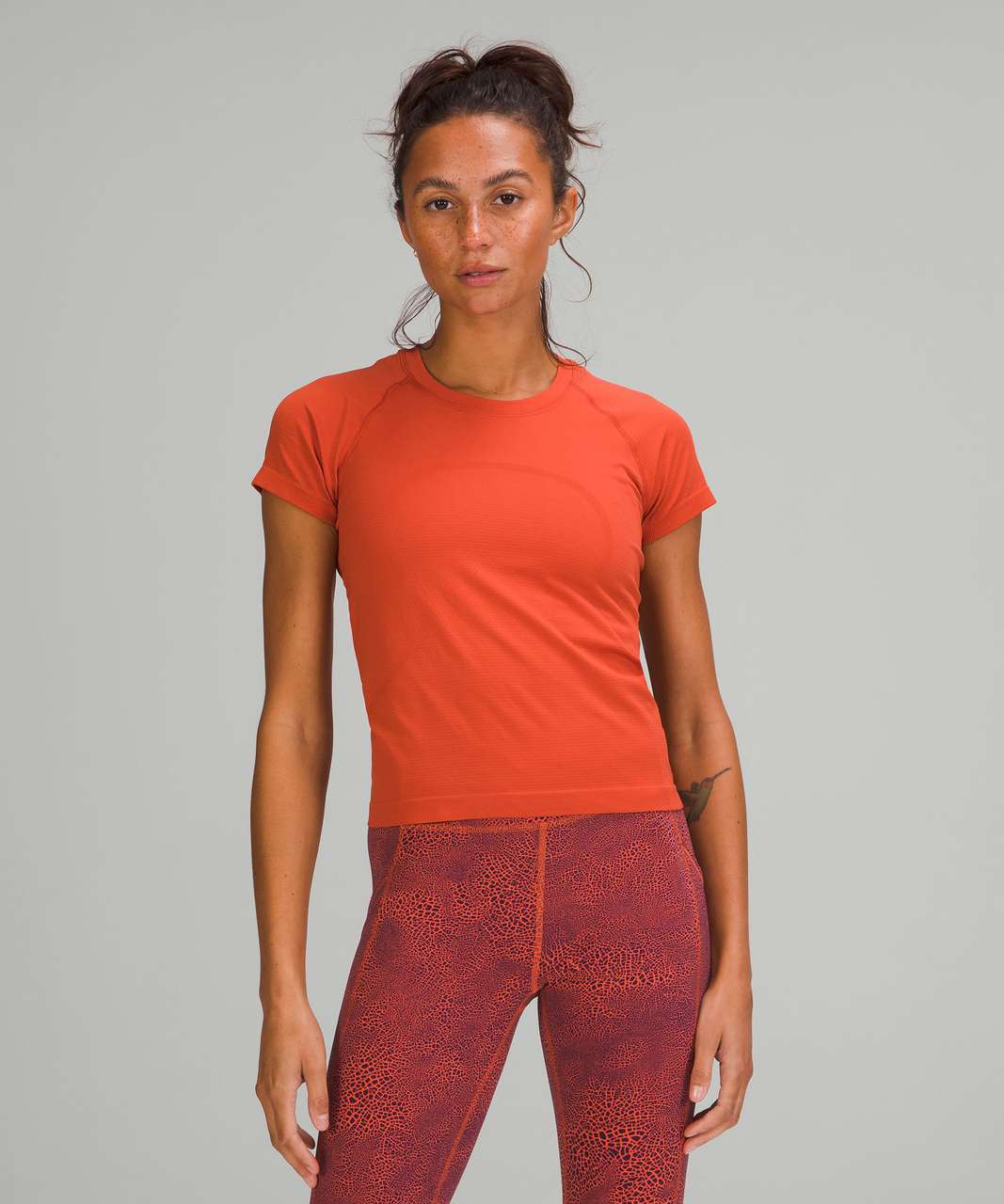 Swiftly Tech Short Sleeve Shirt 2.0 *Race Length Solar Orange/Sunny Coral  Size 4 •Wunder Train High-Rise Tight 25” Larkspur Size 6 : r/lululemon