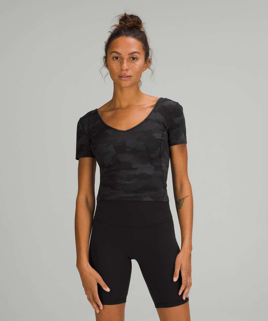 Lululemon Keyhole T-Shirt with Tight Fit - Black Guam