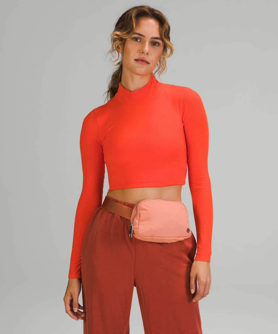 https://storage.googleapis.com/lulu-fanatics/product/69382/1280/lululemon-everywhere-belt-bag-pink-savannah-047798-375439.jpg