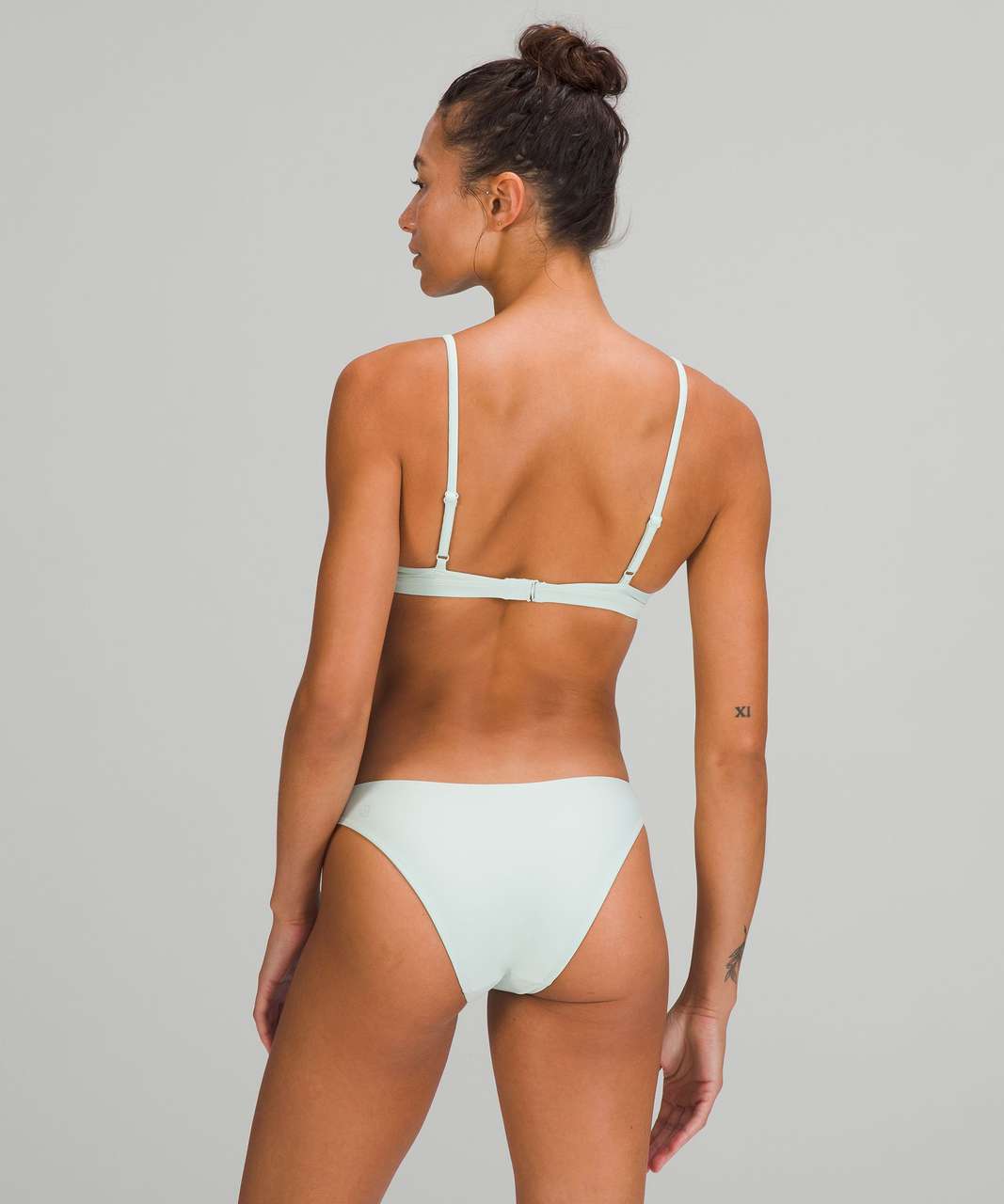 Lululemon swimwear👙 Waterside Seersucker swim top (B/C cups) and bikini  bottom. : r/lululemon