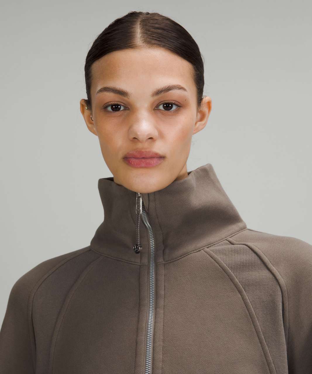 Funnel neck Lululemon scuba!🤎 ⁣⁣⁣ Size: M/L⁣⁣⁣ ⁣⁣⁣ Color: Rover