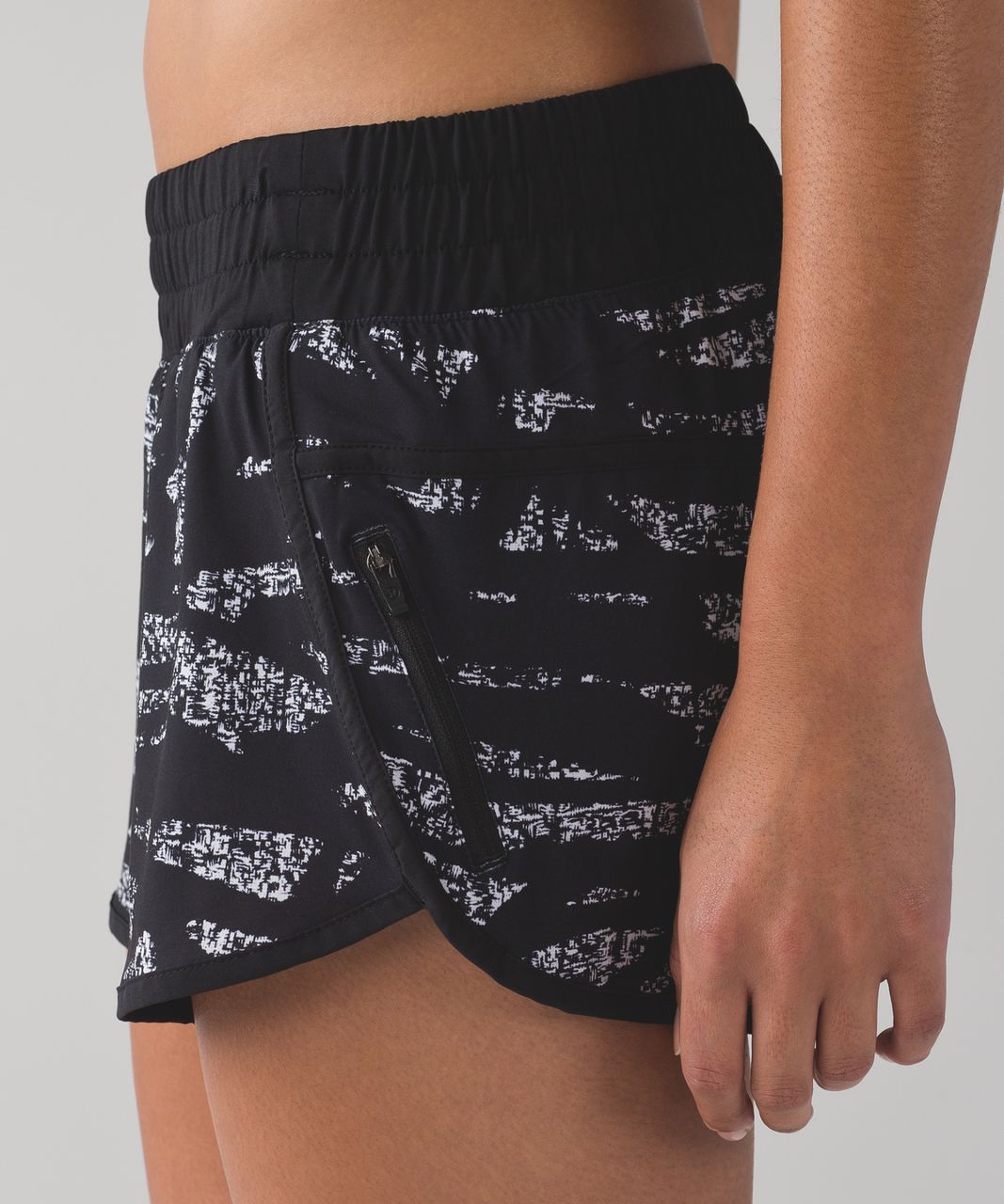 Lululemon Tracker Short IV (4-way Stretch 4") - Graf Black White / Black