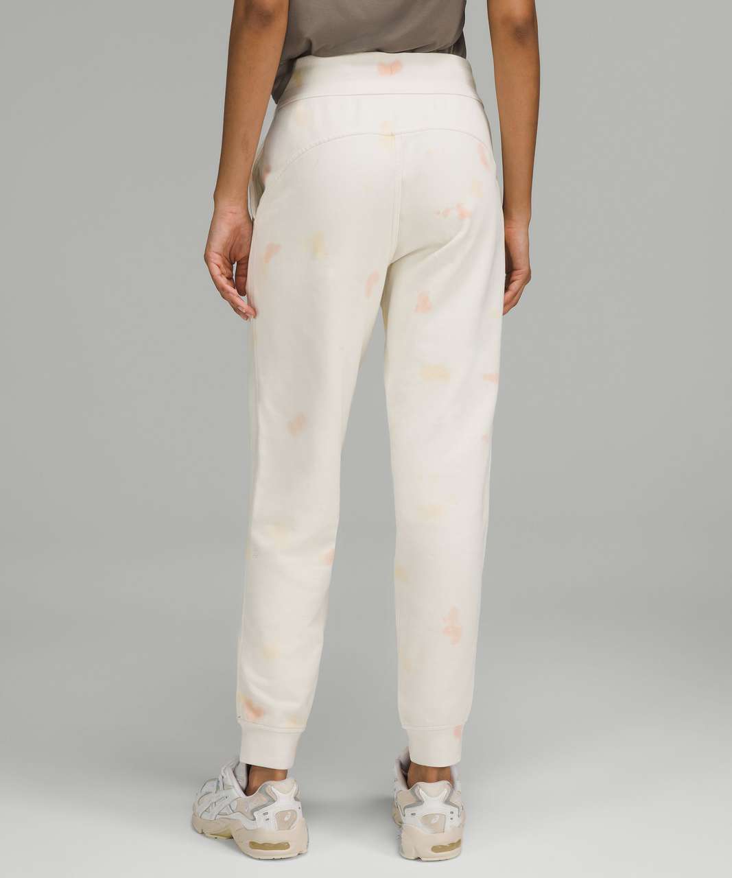 https://storage.googleapis.com/lulu-fanatics/product/73043/1280/lululemon-scuba-high-rise-french-terry-jogger-echo-dye-antique-white-lemon-chiffon-peach-satin-053470-390931.jpg