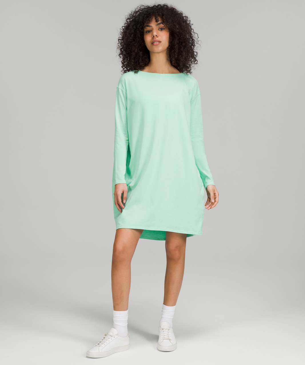 https://storage.googleapis.com/lulu-fanatics/product/73213/1280/lululemon-back-in-action-long-sleeve-dress-wild-mint-048042-391656.jpg