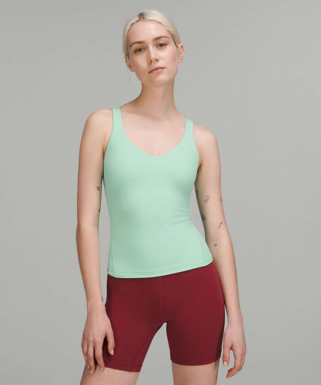 Battle between align tank sizes 4/6.. I can't - for the love of my dog -  decide which size fits better. Please help! : r/lululemon