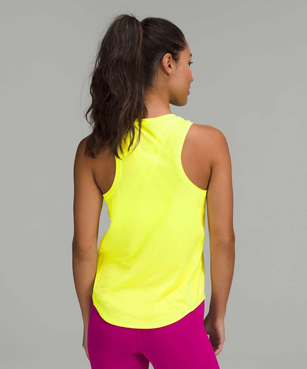 anyone have the High Neck Run and Train Tank? I've searched a couple of  reviews but wonder if there are any others? I'm an 8 in lulu sports bra, I  got the