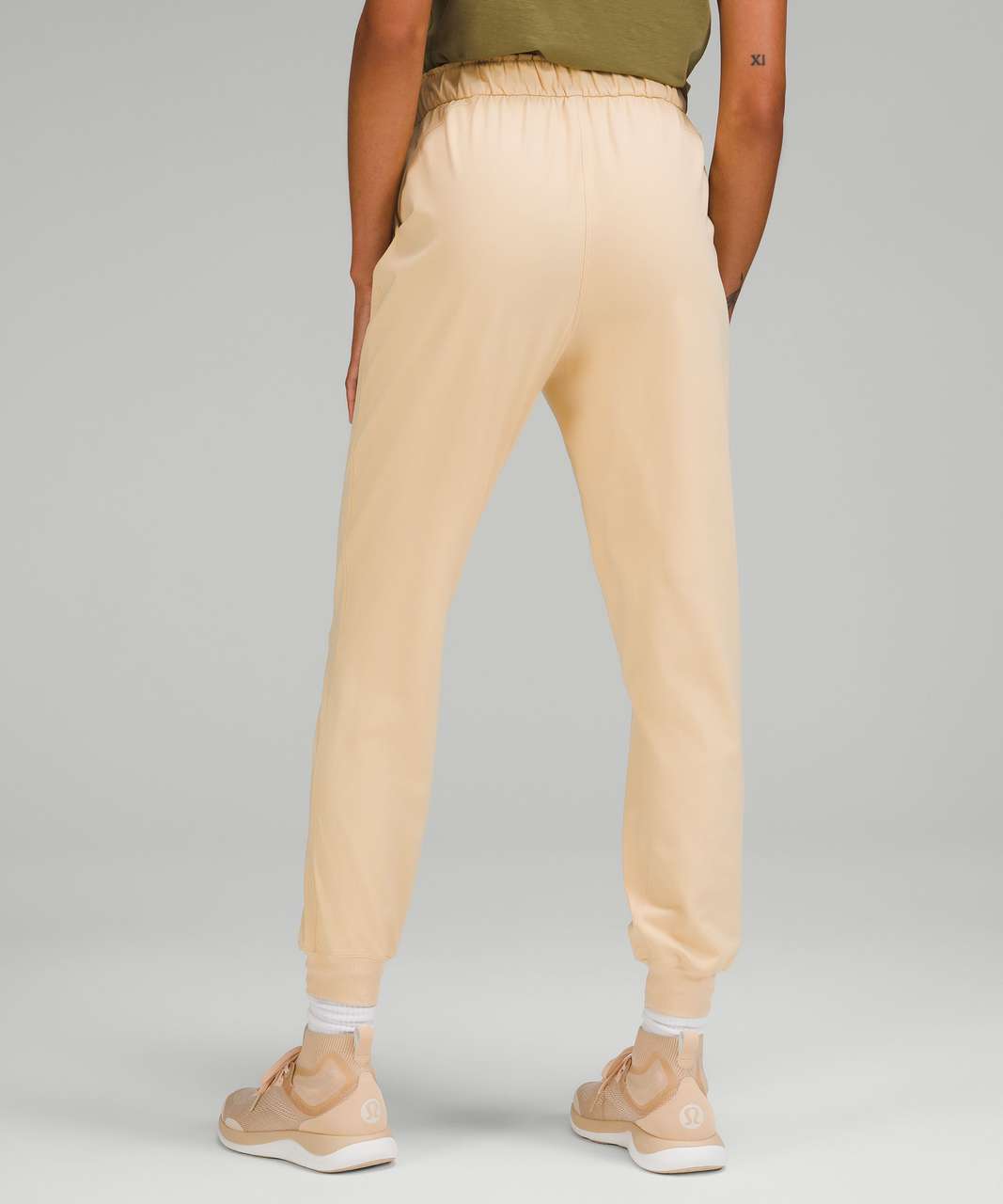 Lululemon, pantalón athletica para mujer, talla 6, Color crema.