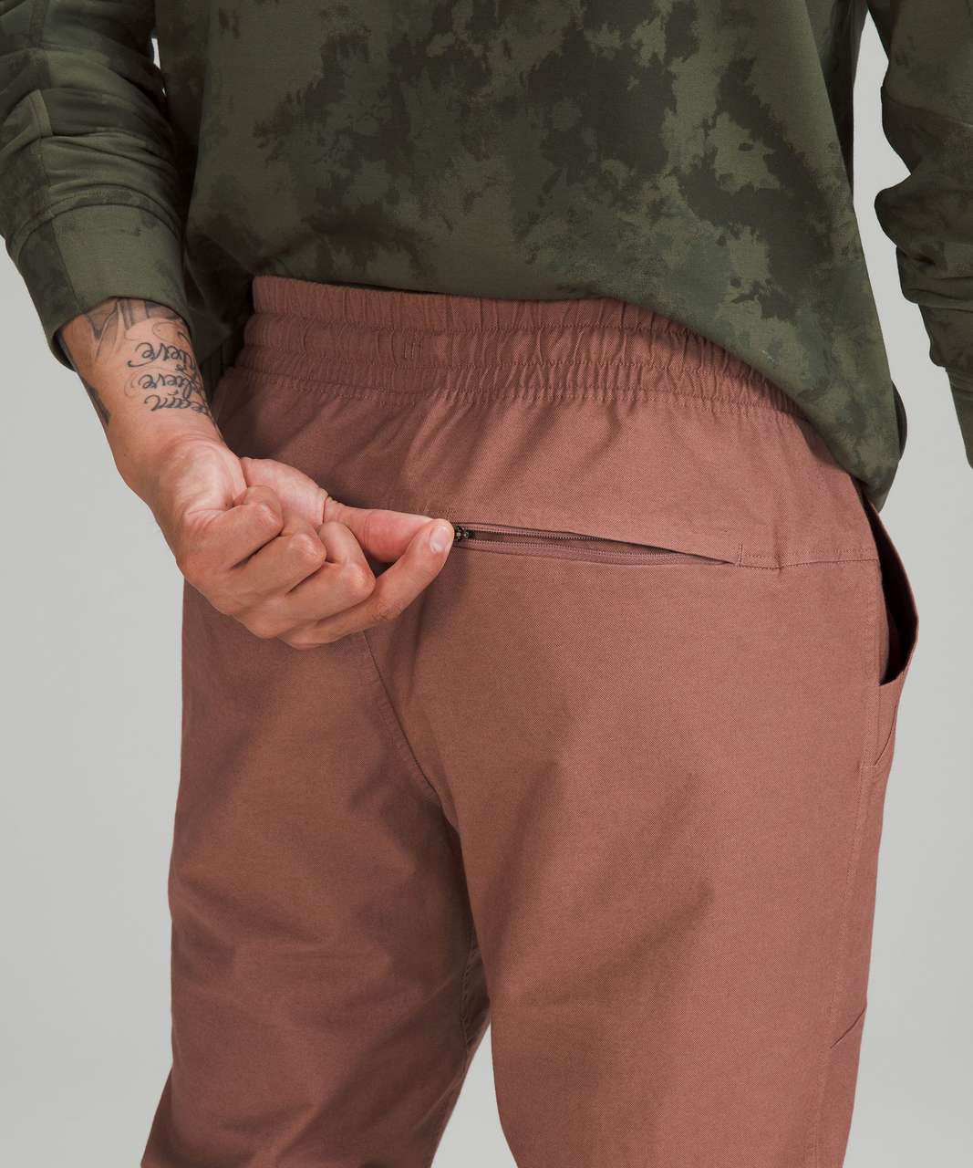 https://storage.googleapis.com/lulu-fanatics/product/74510/1280/lululemon-abc-cropped-pull-on-pant-earth-color-clay-047425-397680.jpg