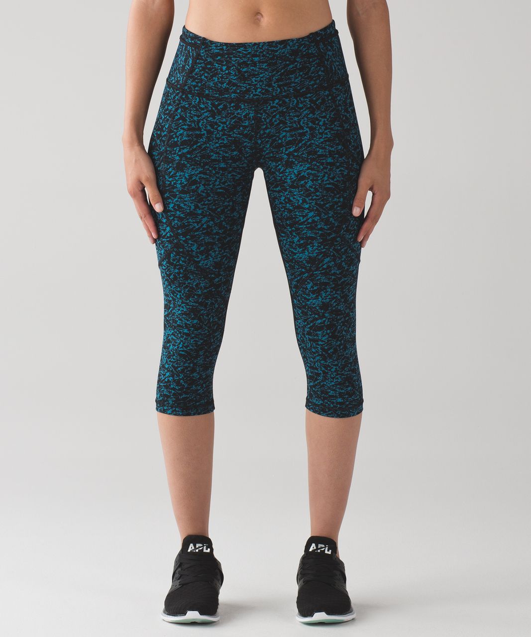 Lululemon Outrun 17" Crop - Iced Wave Capri Black / Black