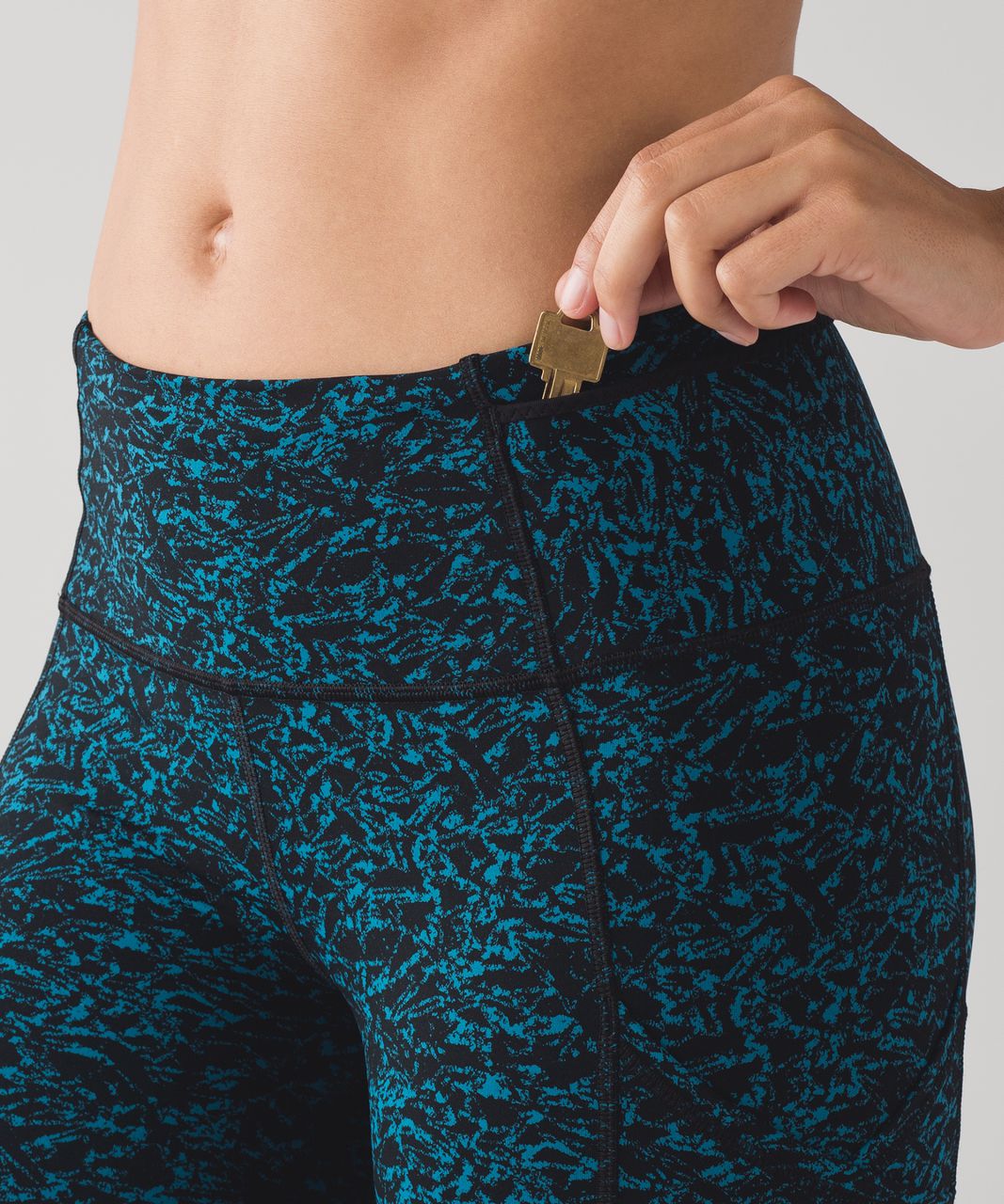 Lululemon Outrun 17" Crop - Iced Wave Capri Black / Black