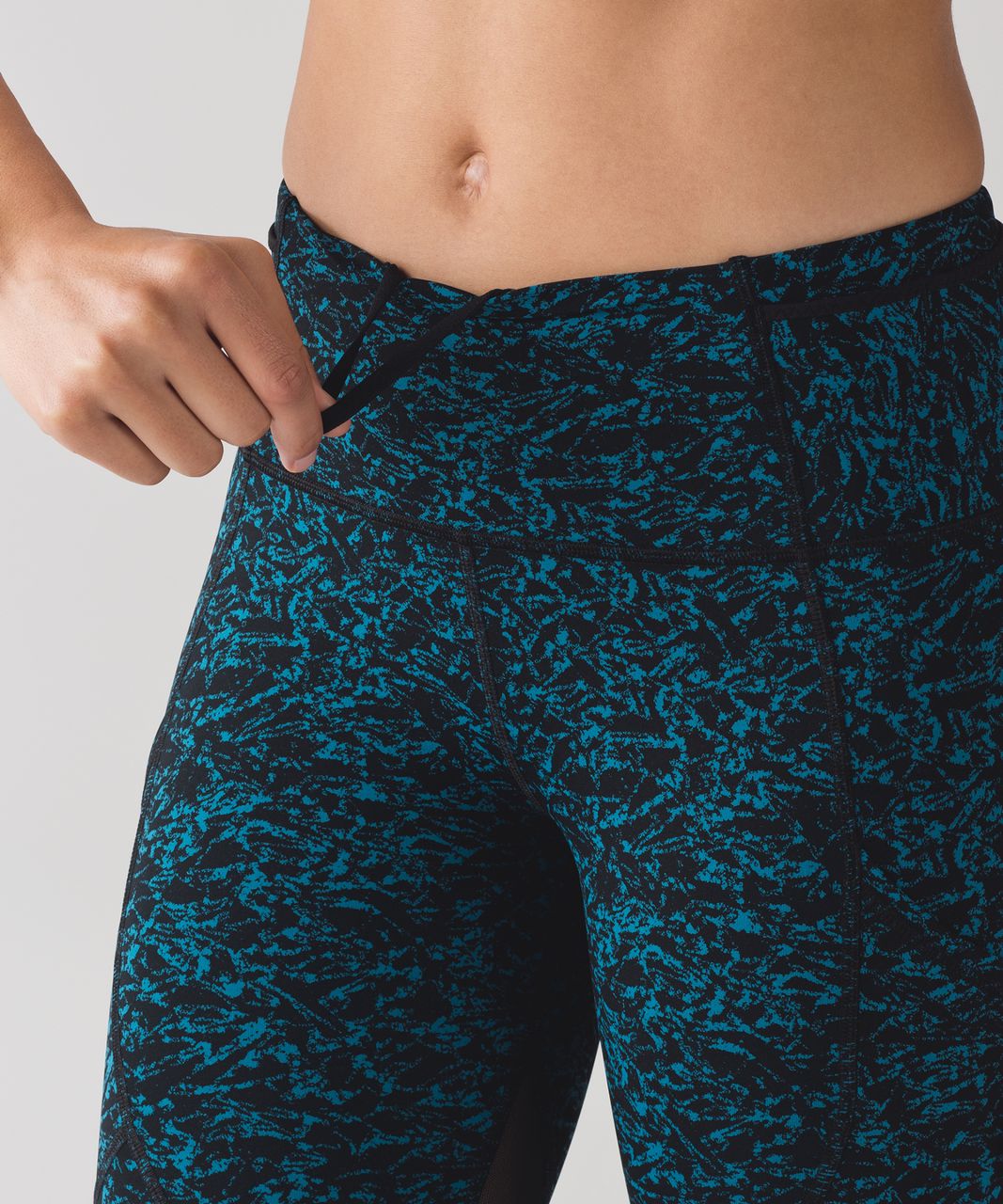 Lululemon Outrun 17" Crop - Iced Wave Capri Black / Black