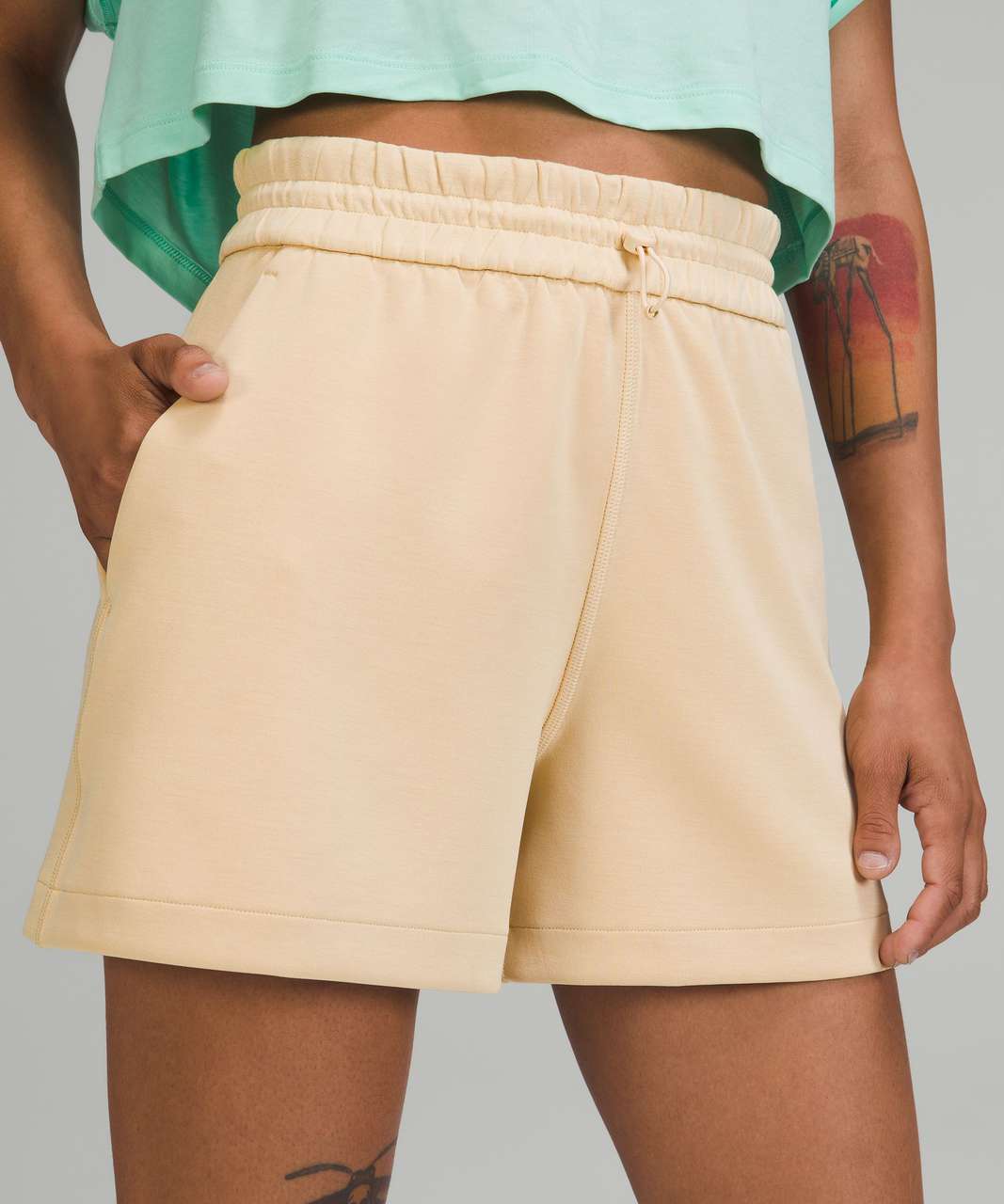 Lululemon Softstreme High-Rise Short 4" - Prosecco