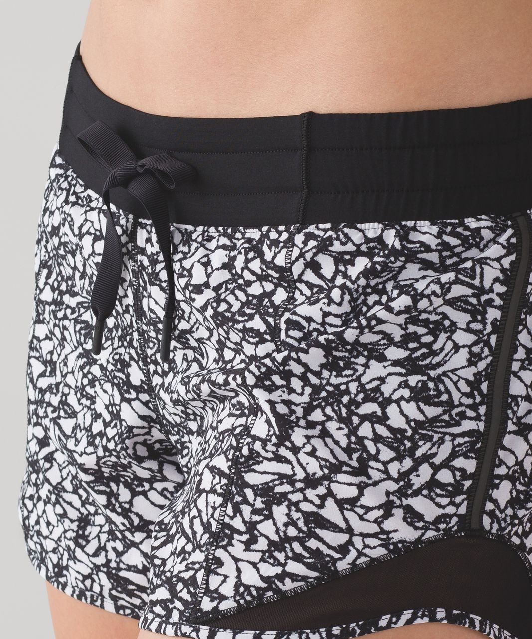 Lululemon Hotty Hot Short (Long 4") - Ice Breaker White Black / Black