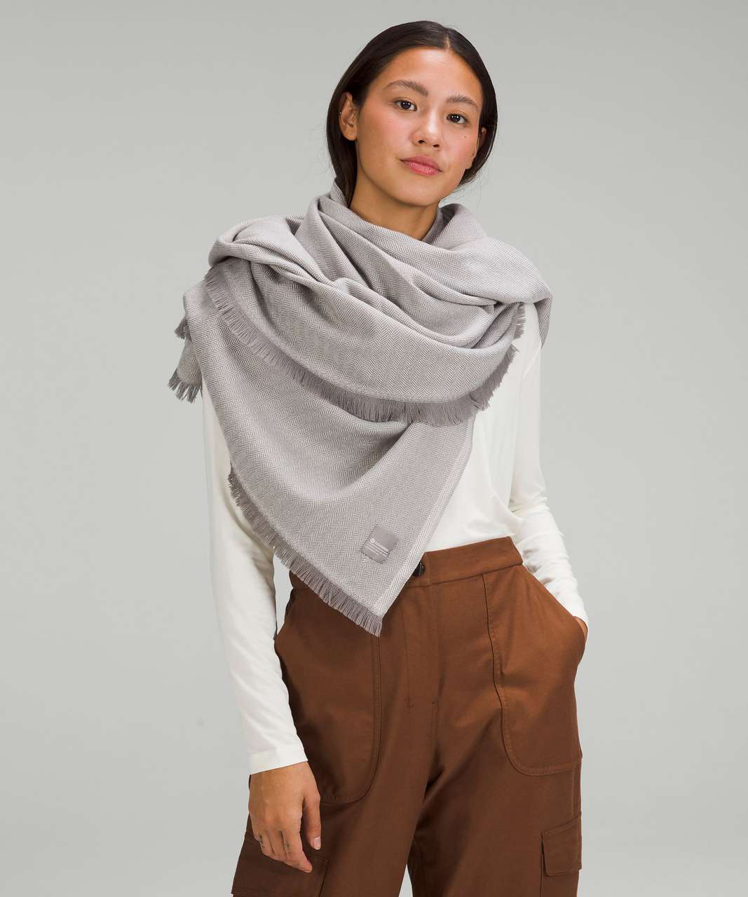 https://storage.googleapis.com/lulu-fanatics/product/77676/1280/lululemon-wool-blanket-scarf-gull-grey-white-opal-058928-413390.jpg