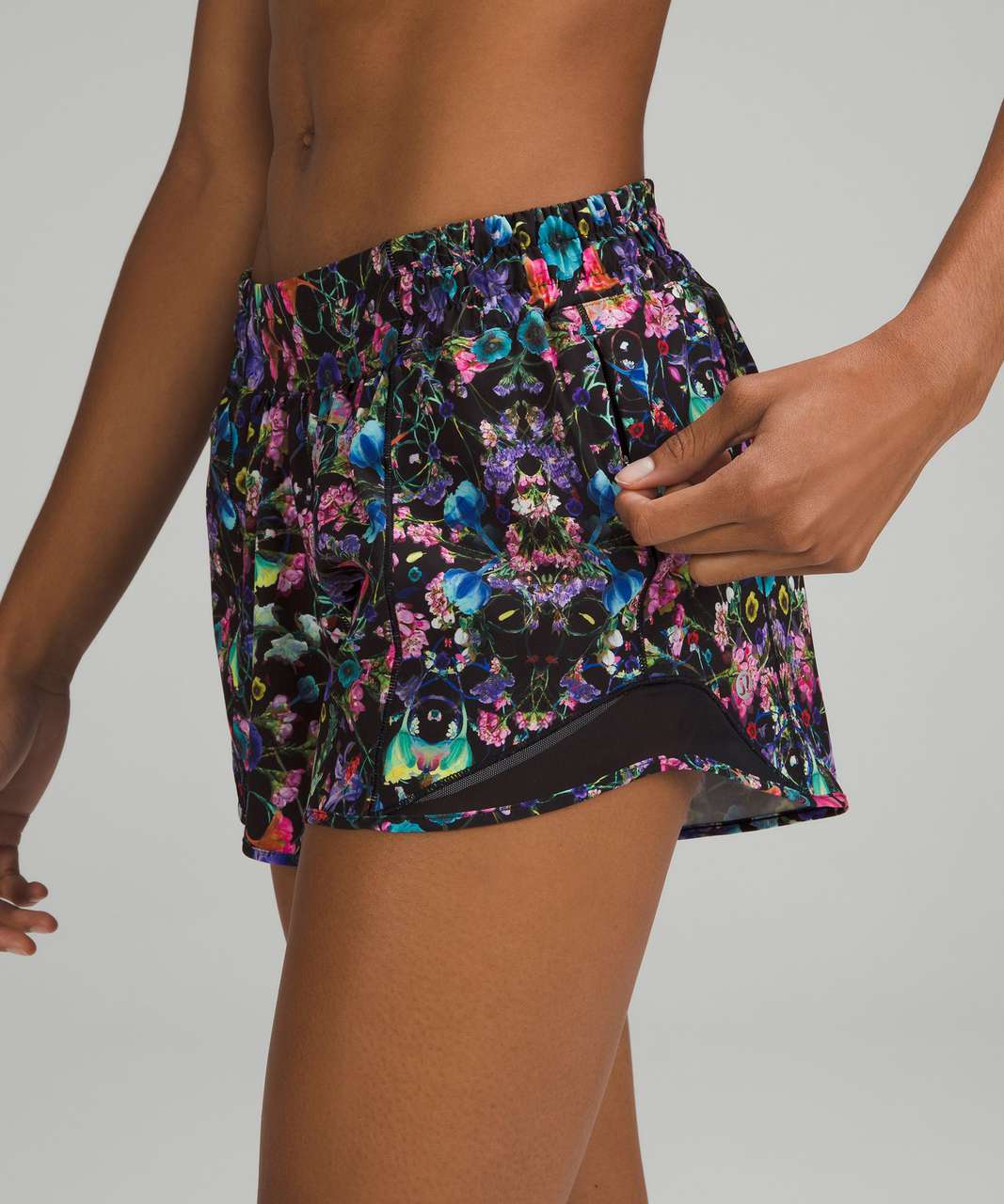 Lululemon Hotty Hot Low-Rise Lined Short 4" - Flowerscope Black Multi / Black