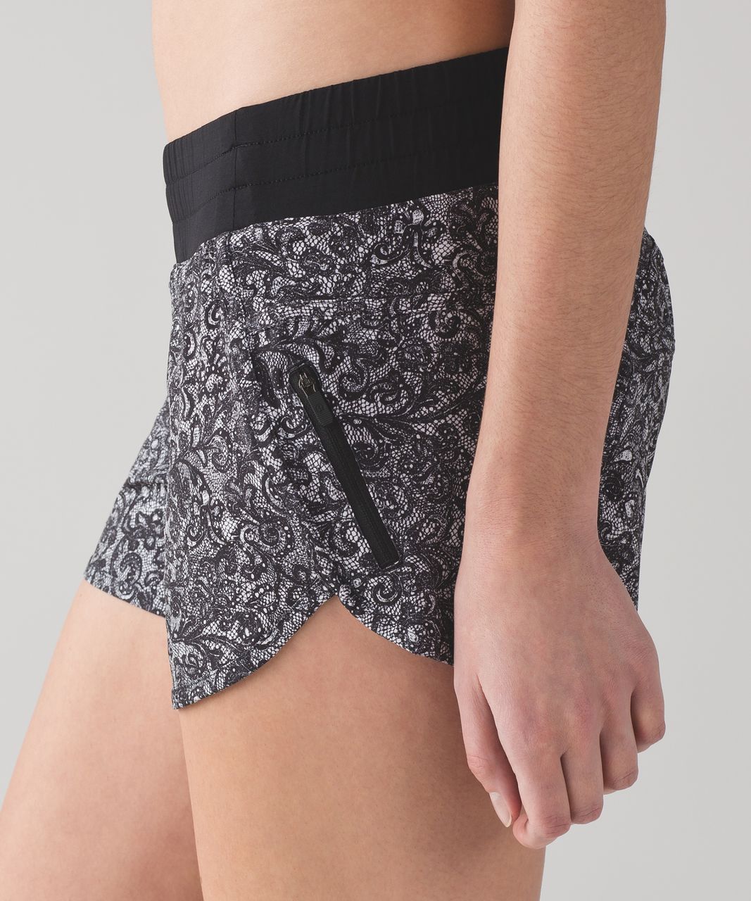 Lululemon Tracker Short IV (4") - Mini Cinder Lace White Black / Black