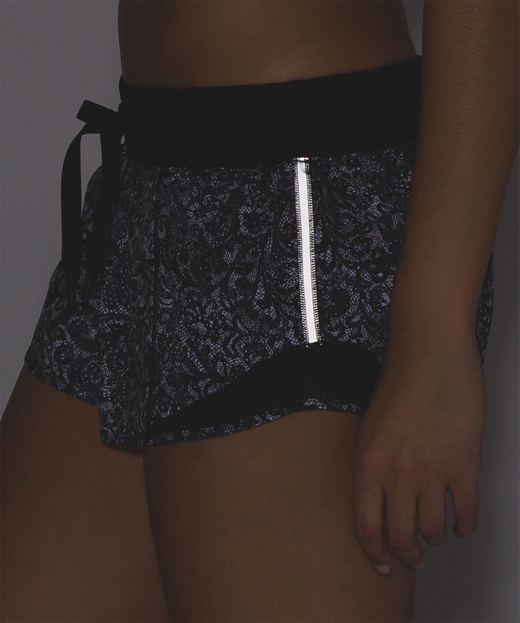 Lululemon Hotty Hot Short (2 1/2") - Mini Cinder Lace White Black / Black