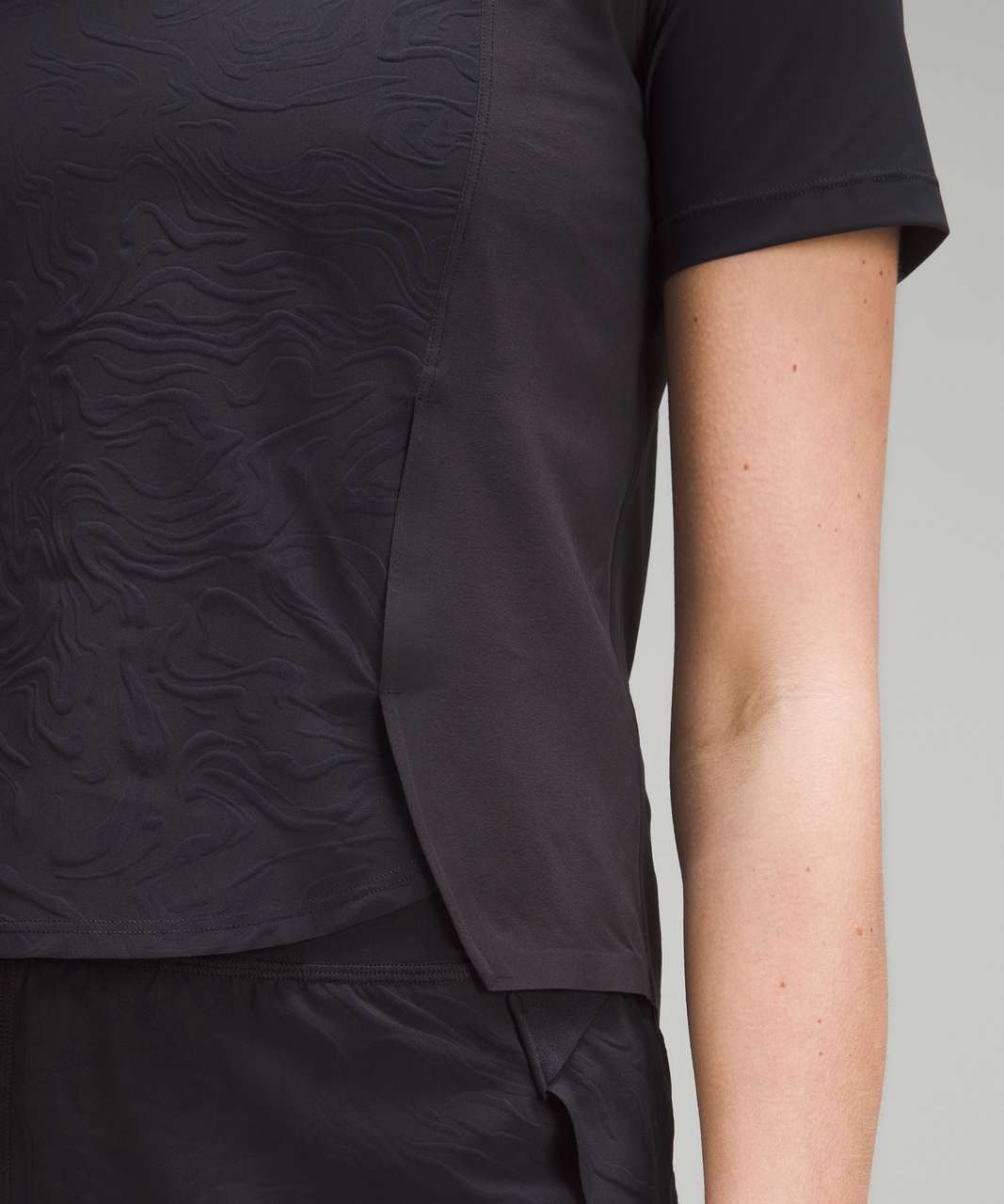 Lululemon Lightweight Stretch Running T-Shirt *Airflow - In-Sense Emboss Mini Black / Black