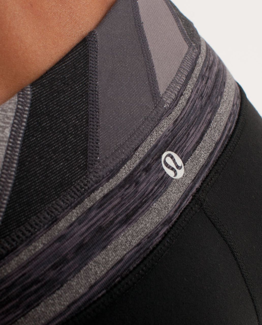 Lululemon Groove Crop - Black /  Quilt 16