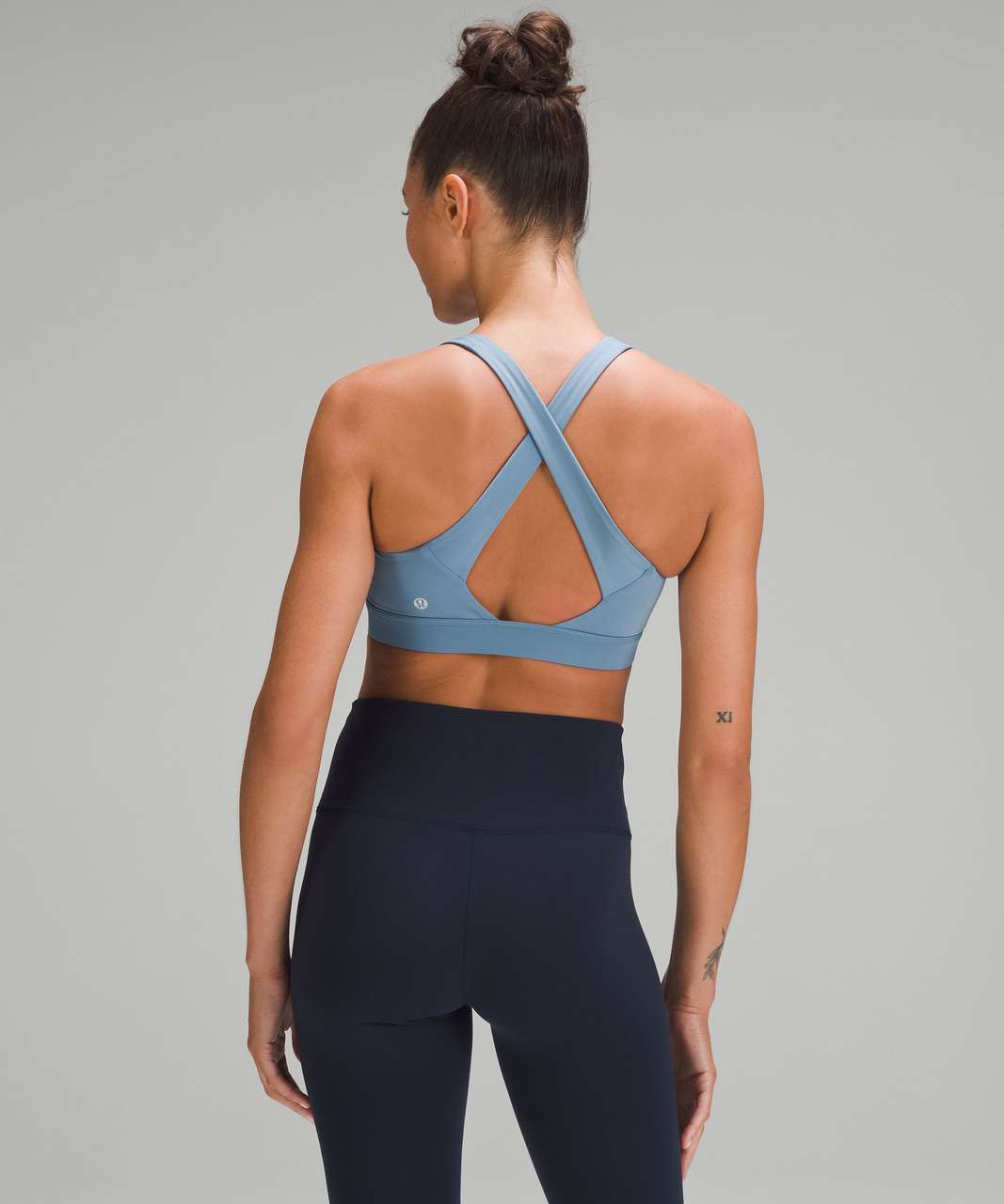 Medium-support Comfortlux sports bra with piping and cups