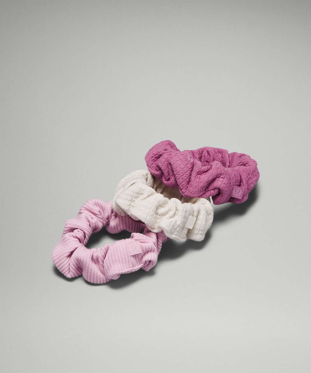 VELVET SCRUNCHIE DUSTY GRAPE VELVET SCRUNCHIE DUSTY GRAPE