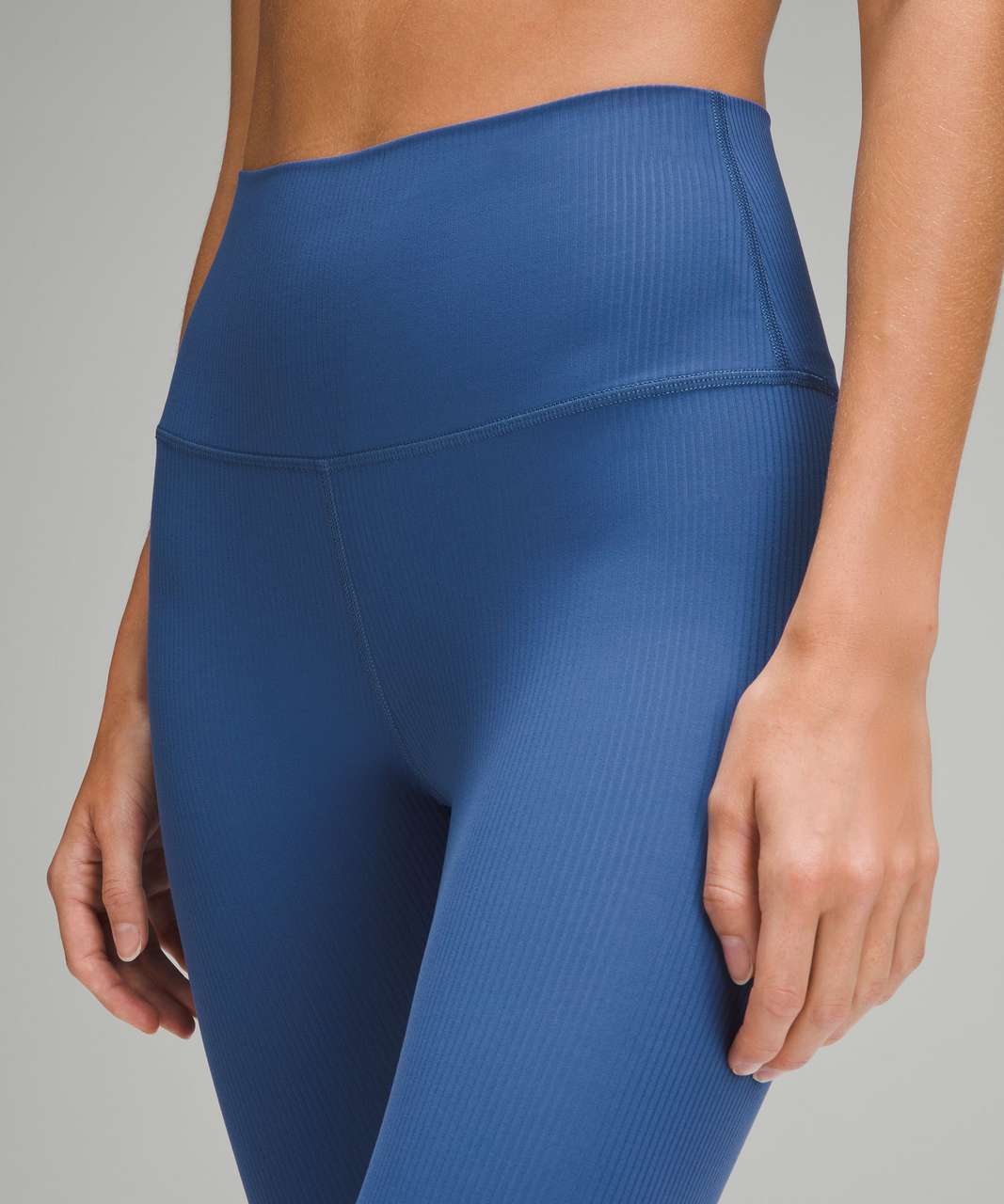 What color is this leggings? I thought it is pitch blue (2nd pic