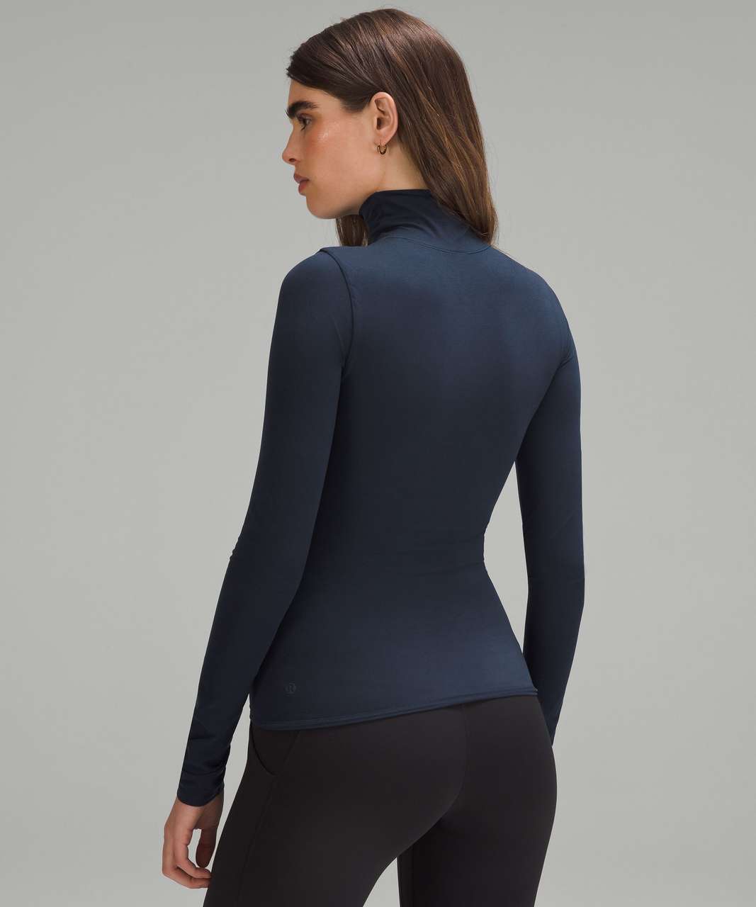 My first swiftly Tech long sleeve! It's soooooo comfortable. Navy Blue  size6. The bottom is wunder train 25” Heritage 365 camo. : r/lululemon