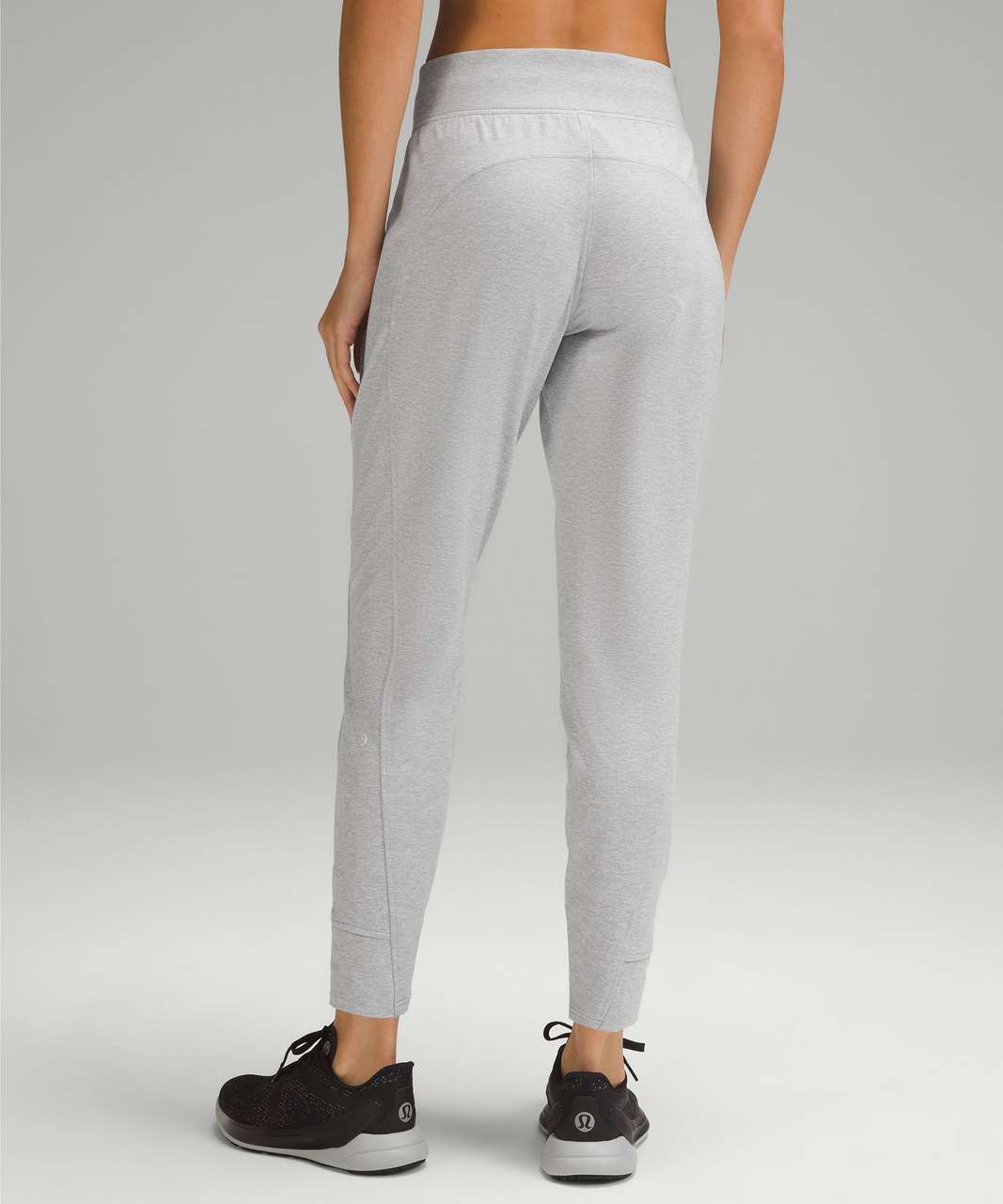 so smitten with the stretch hi-rise joggers 😍 trench is such a nice  neutral! snagged these off WMTM, still a full run of sizes left. : r/ lululemon