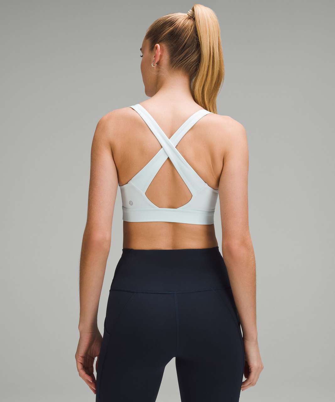 Medium-support Comfortlux sports bra with piping and cups