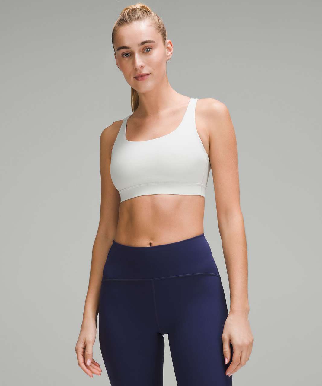 Medium-support Comfortlux sports bra with piping and cups