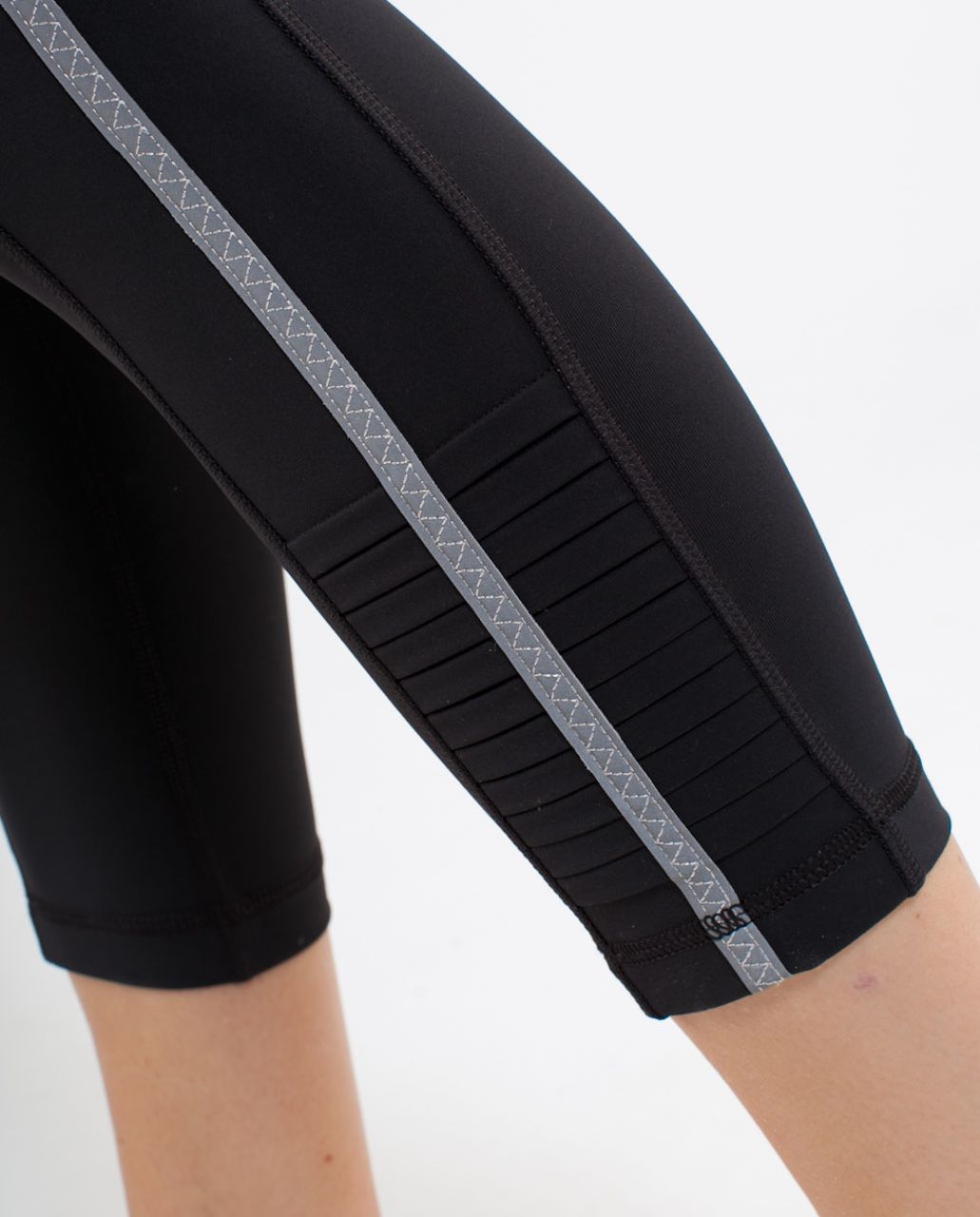 Lululemon Run Track Attack black cropped capri leggings women's