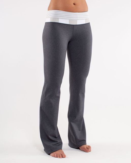 Groove Pant Flare Nulu (6CAD) 🥰 I have the black and this is the navy. BUY  BUY BUY haha sooo comfy. So flattering. Perfect for training and for out  and about. If