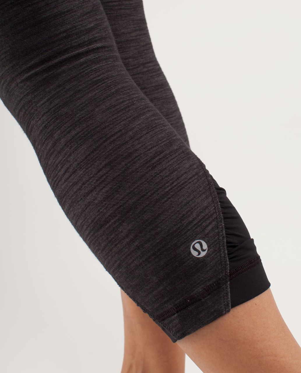 LULULEMON EMBRACE CROP & RUCHED BLACK & DARK GREY HEATHERED YOGA PANTS SIZE  6