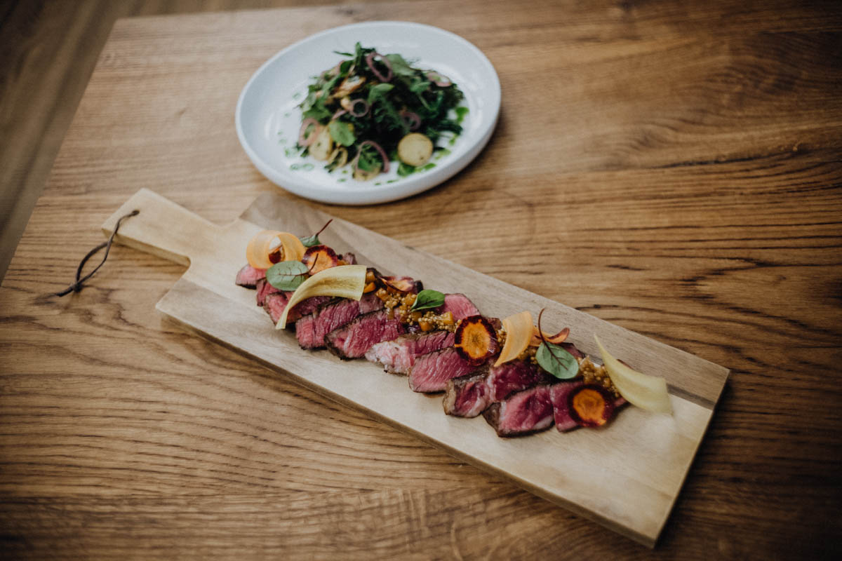 Luma Beef Iberico Hohrücken Corrado | mit Delikatessen Stefano LUMA nach Kartoffel-Federkohl-Salat