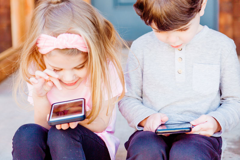  Children use the best educational apps for preschoolers on smartphones.