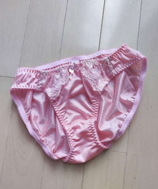 ピンクのテカテカショーツ
