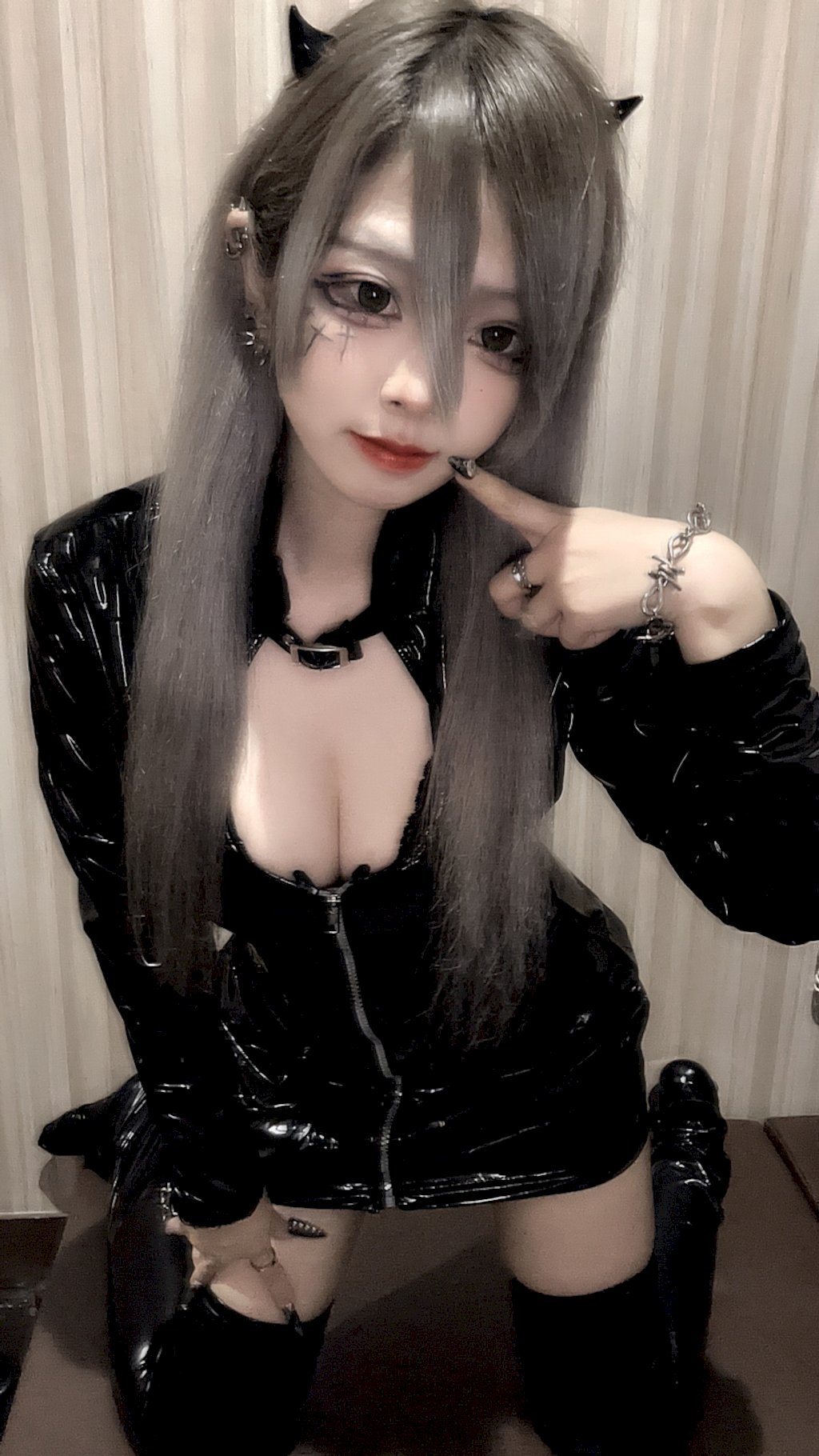 テカテカレザーコスプレでオナ𓆩(⃔ *`꒳´ * )⃕𓆪