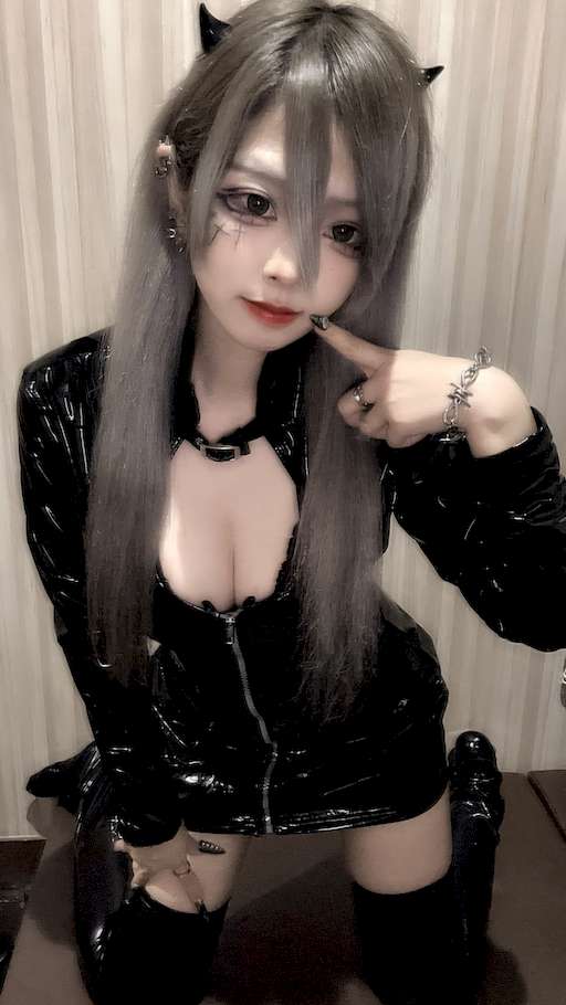 テカテカレザーコスプレでオナ𓆩(⃔ *`꒳´ * )⃕𓆪