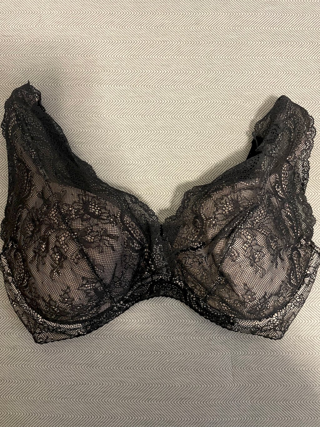 汗染みエロ 画像-熱く運動した後の生々しい汗の跡が引き起こす快感