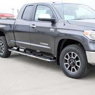 2014 Toyota Tundra with LUVERNE Regal 7™ truck side steps