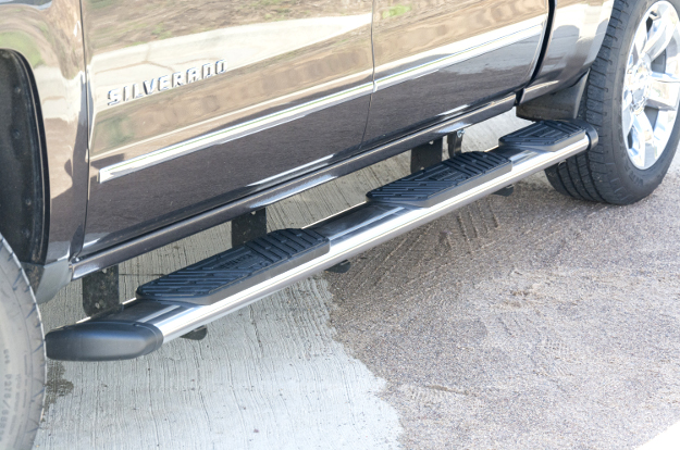 Chevrolet Silverado 1500 with LUVERNE Regal 7™ truck side steps