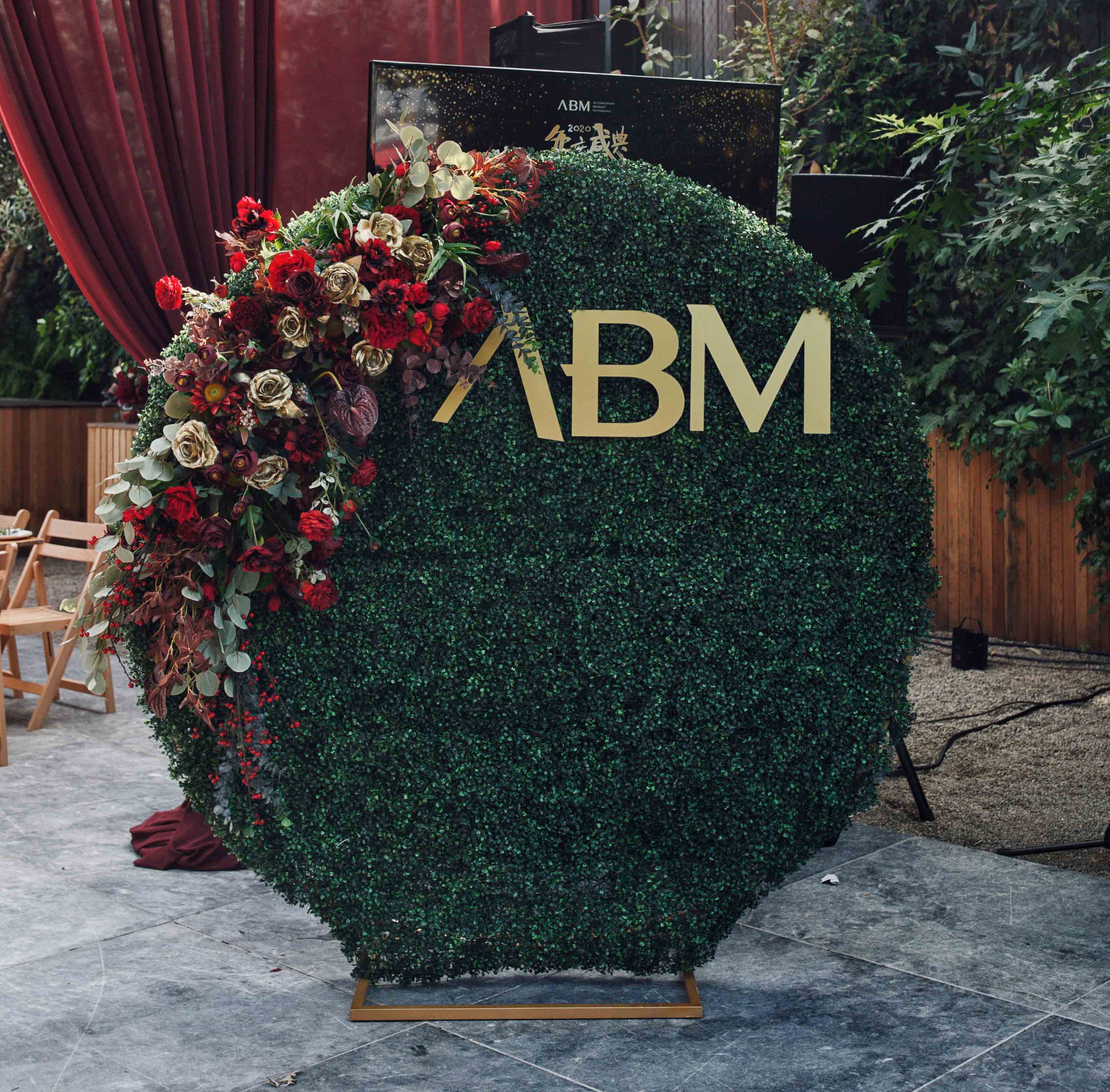 Hedge Backdrop by Luxe Dream Event Hire / Flowers by Luxe Dream Floral Studio for ABM