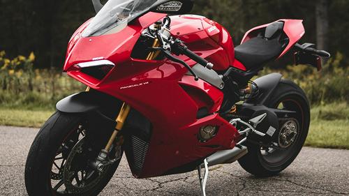 2018 Ducati Panigale V4 S Street Review